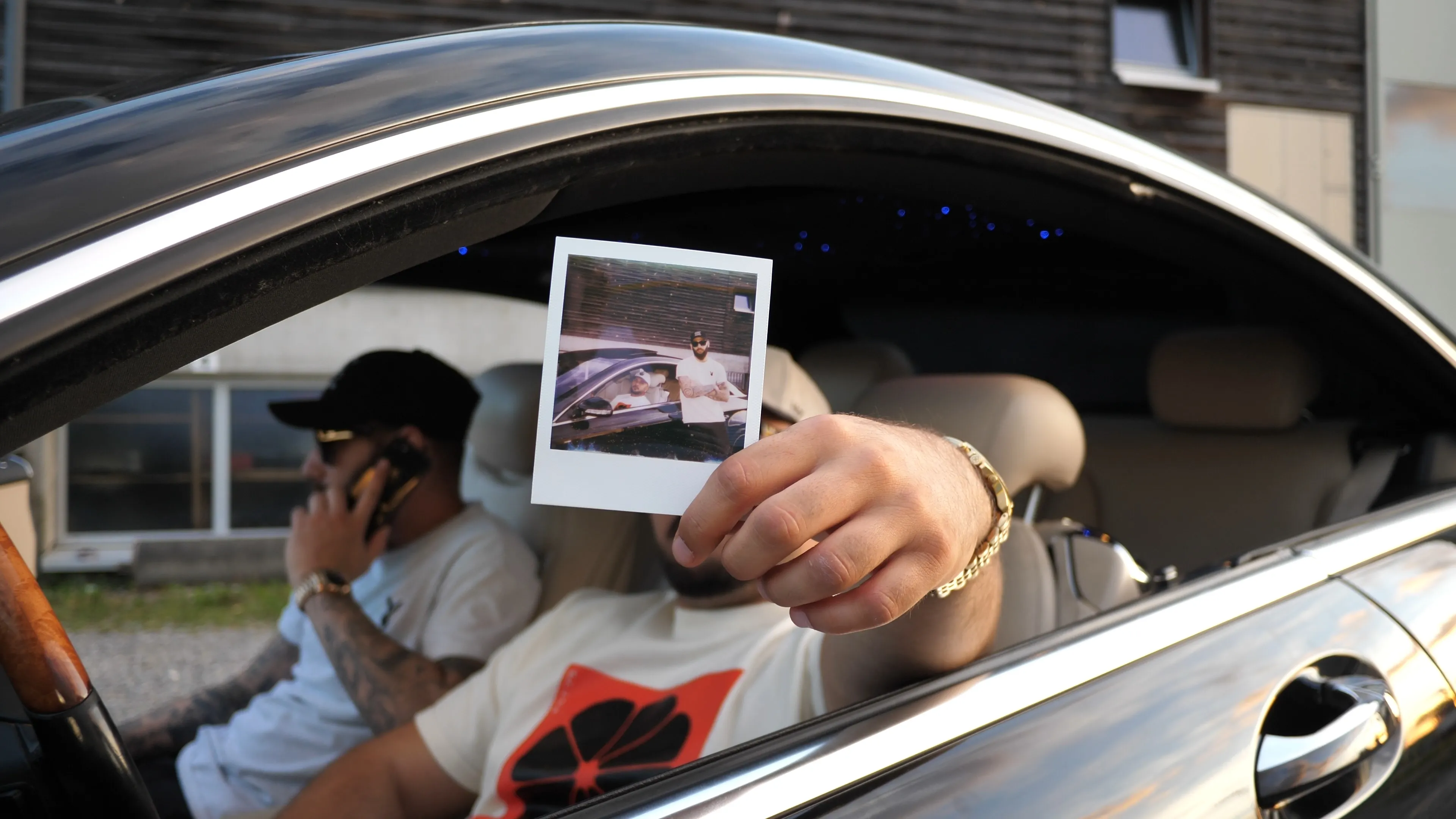 Polaroid kép a forgatásról, kocsiablakból tartva